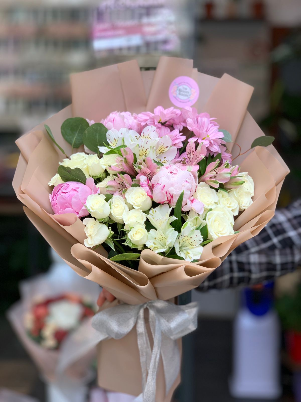 Buchet Primăvară cu Bujori Roz și Trandafiri Albi - București